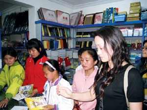 “快樂義工團(tuán)”成員領(lǐng)著孩子們購買書籍(圖)
