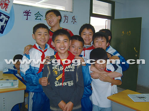 災區來的孩子笑了(圖)