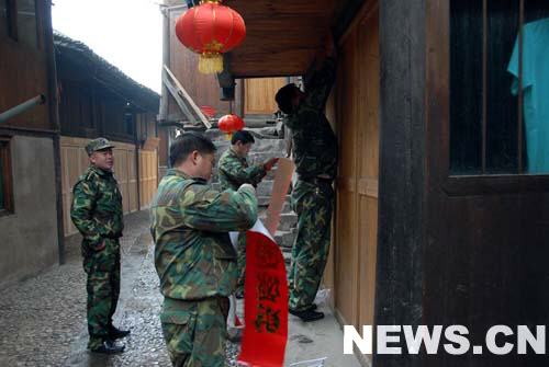 解放軍與災區苗族群眾共賀新年(圖)