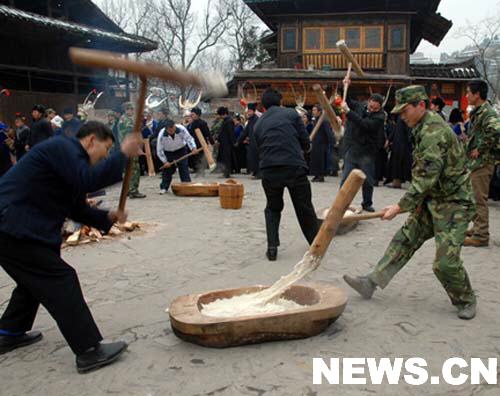 解放軍與災區苗族群眾共賀新年(圖)