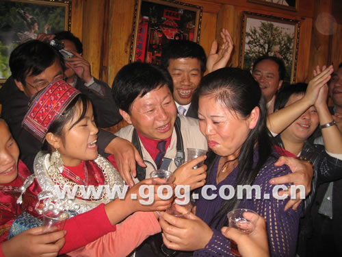 阿幼朵引來愛心團 無錫MBA學員捐17萬元