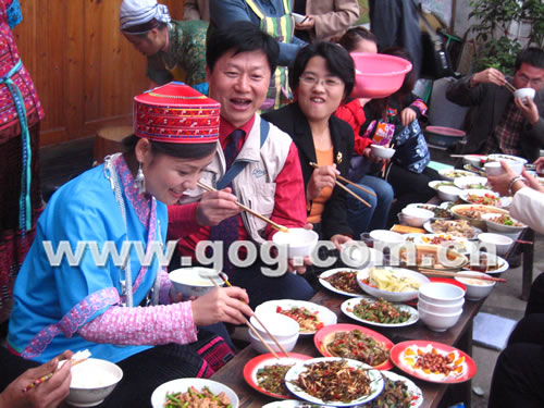 阿幼朵引來愛心團 無錫MBA學員捐17萬元