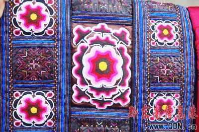 苗族婦女 3年繡成一件苗族盛裝