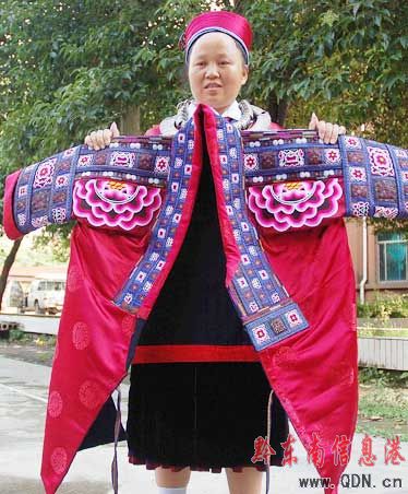 苗族婦女 3年繡成一件苗族盛裝