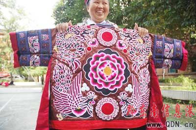 苗族婦女 3年繡成一件苗族盛裝