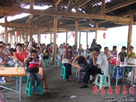 100對青年男女巴拉河畔“心連心”