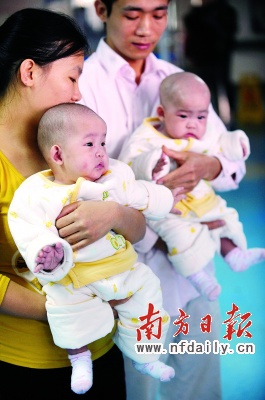 連體女嬰成功實(shí)施分離手術(shù)后出院(組圖)