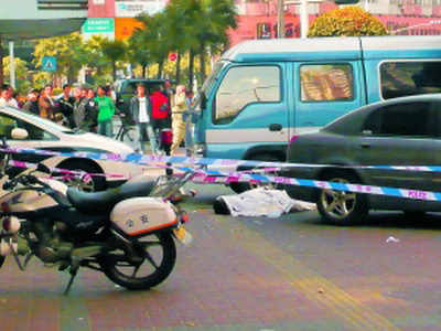 ���ӱ�һ��(du��)��Ů������Ǯ�(d��ng)��(ch��ng)��(�M�D)