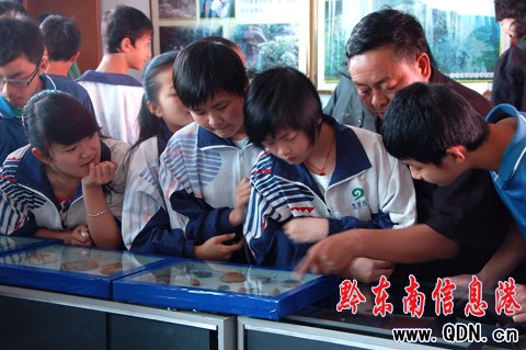 中外專家到凱里進行古生物考察