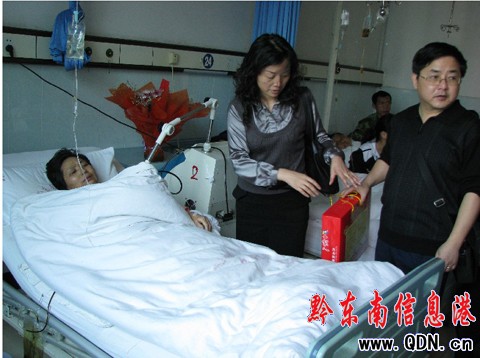 大十字工商所支部個協看望生病個體工商戶