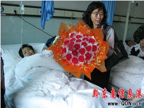 大十字工商所支部個協看望生病個體工商戶