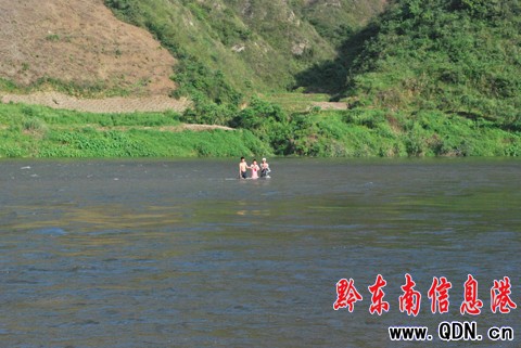 �º���1��2Ů������ˮ���� �����(du��)����ʩ��