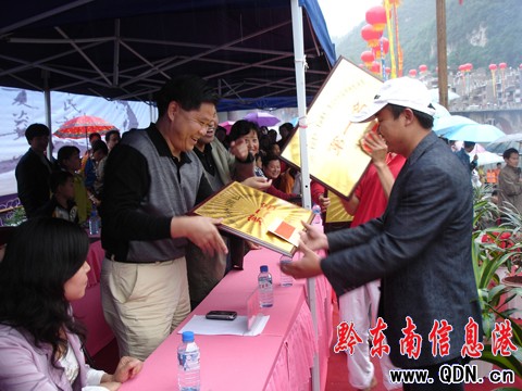 鎮(zhèn)遠龍舟昨日落幕,獲獎隊伍笑開懷(組圖)