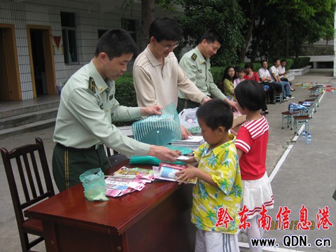 �侯�ٱ������؃�ͯ�^����һ�����D��