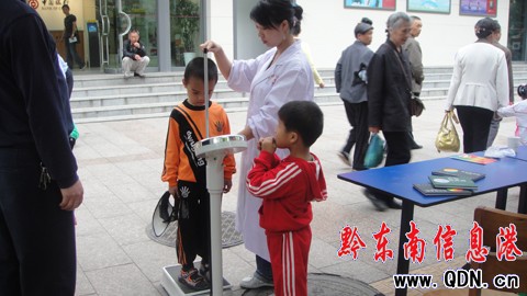 州婦幼保健院免費(fèi)為兒童體檢(組圖)