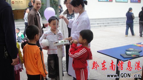 州婦幼保健院免費(fèi)為兒童體檢(組圖)