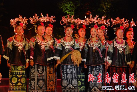 丹寨苗族錦雞舞亮相蓉城舞臺(組圖)