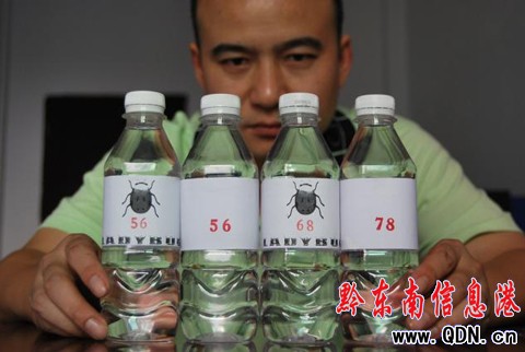 凱里一男子設(shè)計(jì)礦泉水瓶個(gè)性標(biāo)簽獲國(guó)家專(zhuān)利