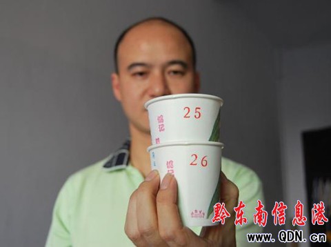 凱里一男子設(shè)計(jì)礦泉水瓶個(gè)性標(biāo)簽獲國(guó)家專(zhuān)利