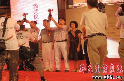 臺江縣獨(dú)木龍榮獲首屆中國龍舟金獎(jiǎng)(圖)