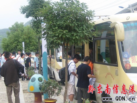 愛心常在 腳高車隊免費接送三棵樹考生參加中考