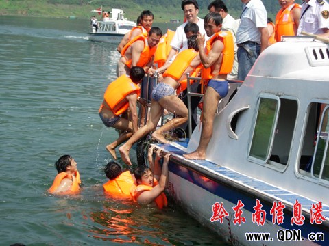 劍河縣舉辦水上突發事件應急演練(圖)