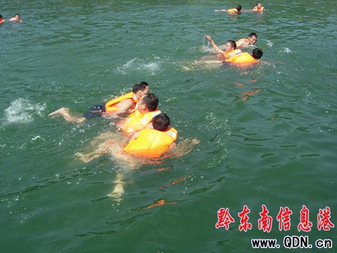 劍河縣舉辦水上突發事件應急演練(圖)