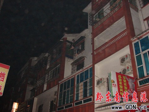深夜大火肆虐家門 婦女求生懸空窗外(圖)