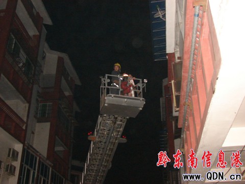 深夜大火肆虐家門 婦女求生懸空窗外(圖)