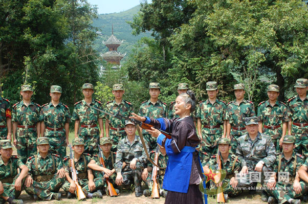 老英模來訓練場為民兵加油鼓勁(圖)