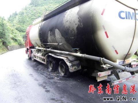 大罐車下坡發(fā)生自燃(組圖)