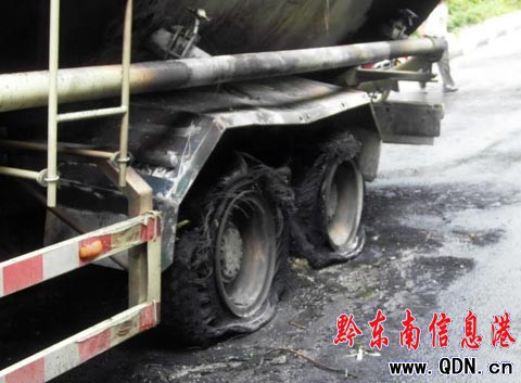大罐車下坡發(fā)生自燃(組圖)