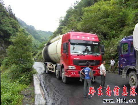 大罐車下坡發(fā)生自燃(組圖)