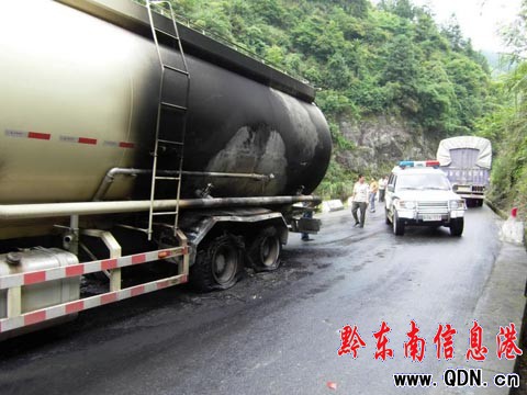 大罐車下坡發(fā)生自燃(組圖)