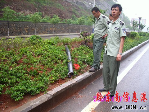 壓路機“輾”上人行道 市政設施受損傷(圖)