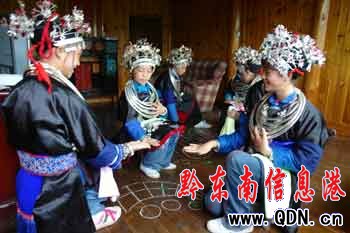 �\����������y�Ļ����У��D��