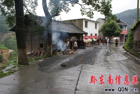 雷山境內普降暴雨造成308省道部分路段塌陷