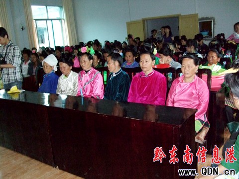 140������DŮ����