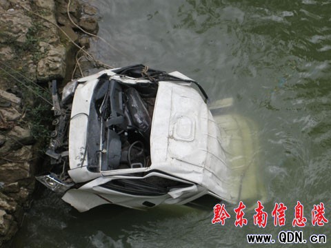 重安三朝橋一汽車墜入河中造成7死1傷(圖)