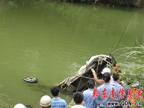 重安三朝橋一汽車墜入河中造成7死1傷(圖)