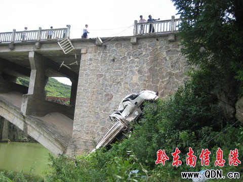 重安三朝橋一汽車墜入河中造成7死1傷(圖)