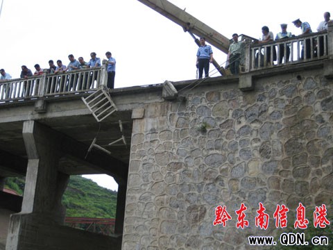 重安三朝橋一汽車墜入河中造成7死1傷(圖)