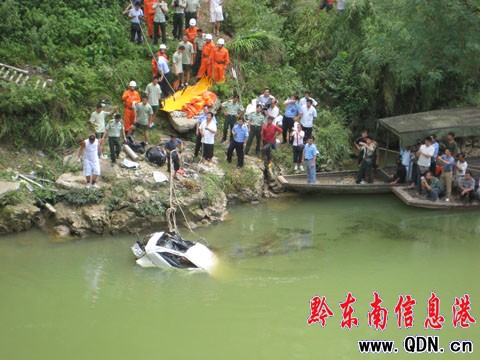 重安三朝橋一汽車墜入河中造成7死1傷(圖)
