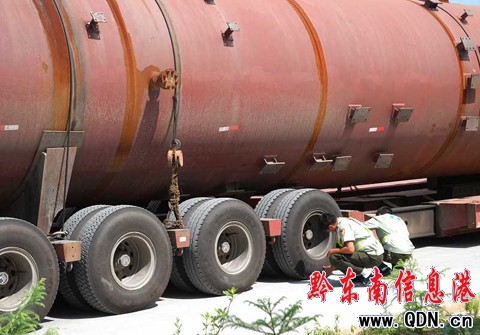 “又長又大”巨無霸在玉凱高速被查獲(圖)