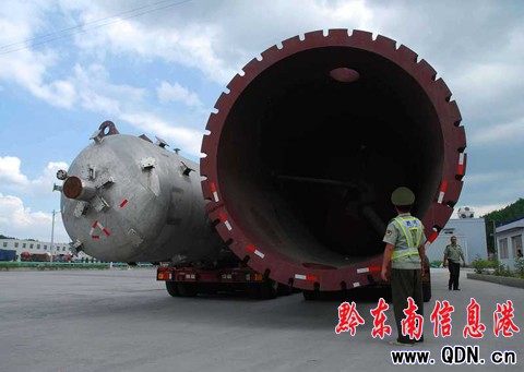 “又長又大”巨無霸在玉凱高速被查獲(圖)