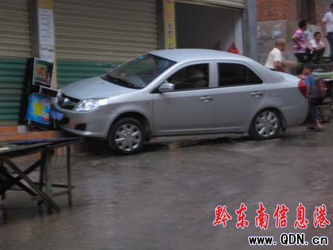 轎車欲“入”副食店 傷2人女司機(jī)“離開(kāi)”(圖)