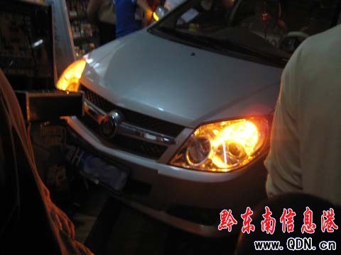 轎車欲“入”副食店 傷2人女司機(jī)“離開(kāi)”(圖)