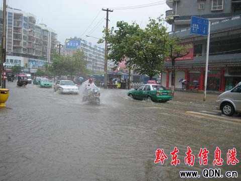 突下大雨排水受阻 “洗馬河”變“洗車河”(圖)