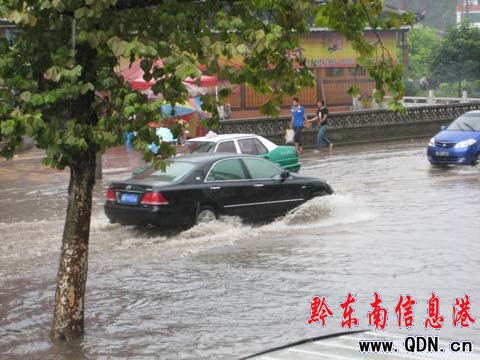 突下大雨排水受阻 “洗馬河”變“洗車河”(圖)