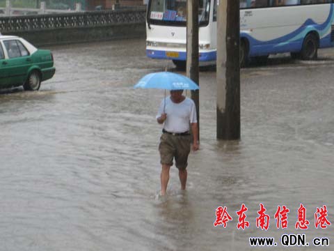突下大雨排水受阻 “洗馬河”變“洗車河”(圖)